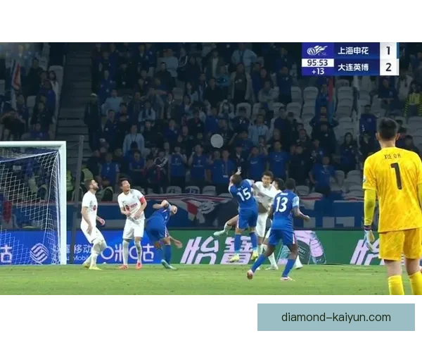 边裁精彩判罚助力比赛公正进行，球迷赞誉公平竞争精神持续发酵